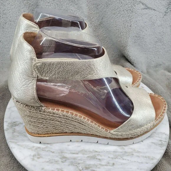 Kenneth Cole Shoes Womens Size 8.5 Gold Leather Elyssa Gentle Souls Sandals - Picture 4 of 9